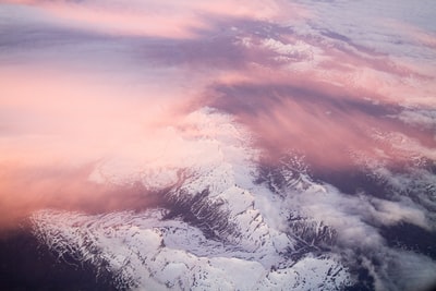 白雪皑皑的山峰航空摄影
